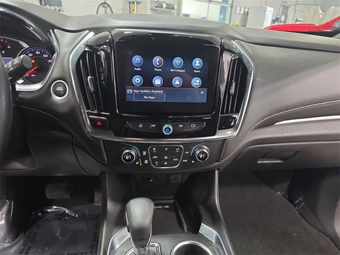 Used 2023 Chevrolet Traverse LT w/ Rear Camera Mirror Package image 21