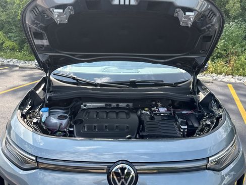 Used 2025 Volkswagen Tiguan SE AWD/4WD image 44