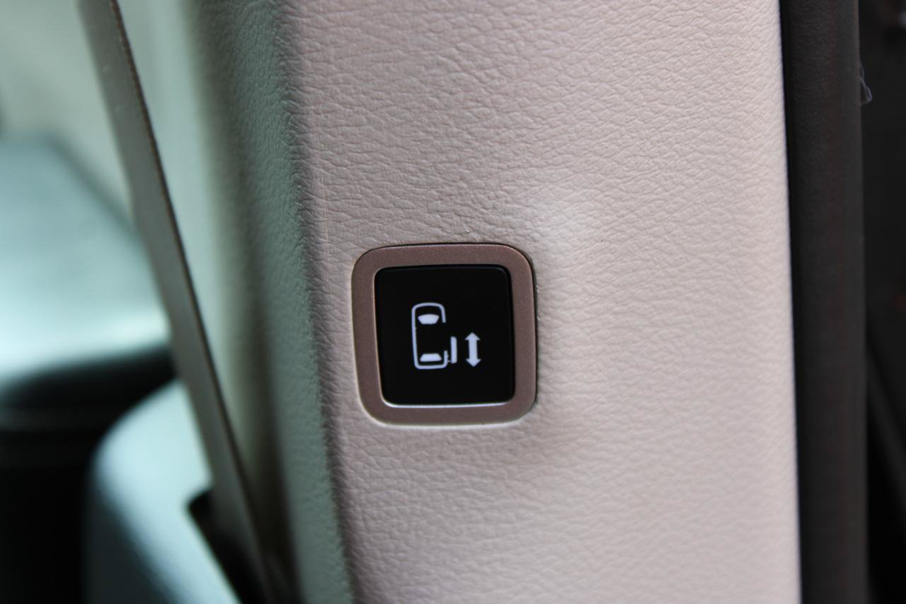 Used 2023 Chrysler Pacifica Touring-L FWD image 43