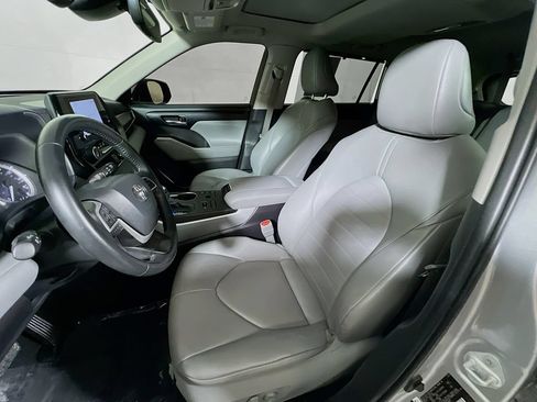 Certified 2024 Toyota Highlander XLE AWD/4WD image 18
