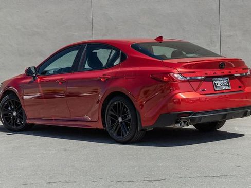 Used 2025 Toyota Camry SE w/ Convenience Package image 3