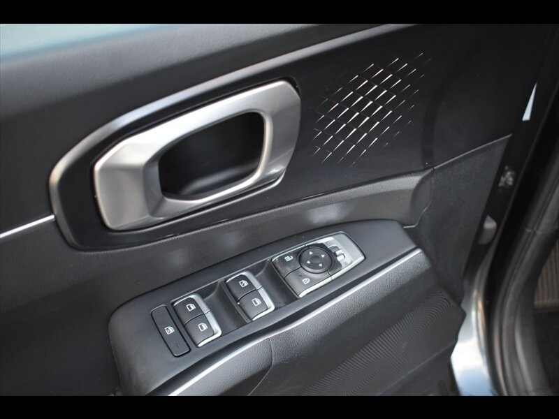 Used 2022 Kia Sorento LX AWD/4WD image 16