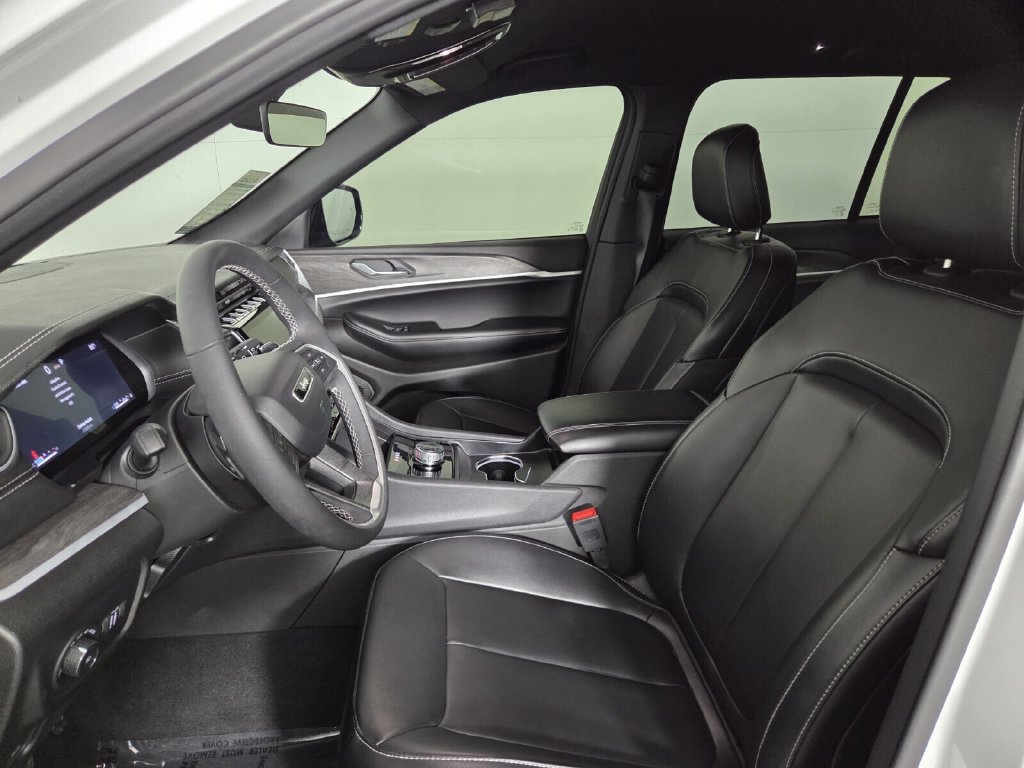 Used 2025 Jeep Grand Cherokee Limited w/ Black Appearance Package RWD image 8