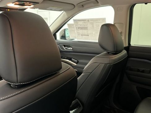 Certified 2024 Nissan Pathfinder Platinum w/ Black Appearance Package AWD/4WD image 20