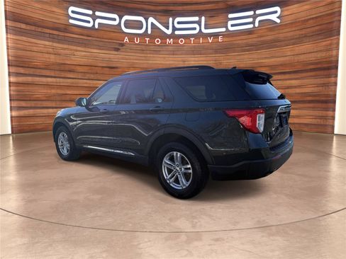 Used 2022 Ford Explorer XLT image 3
