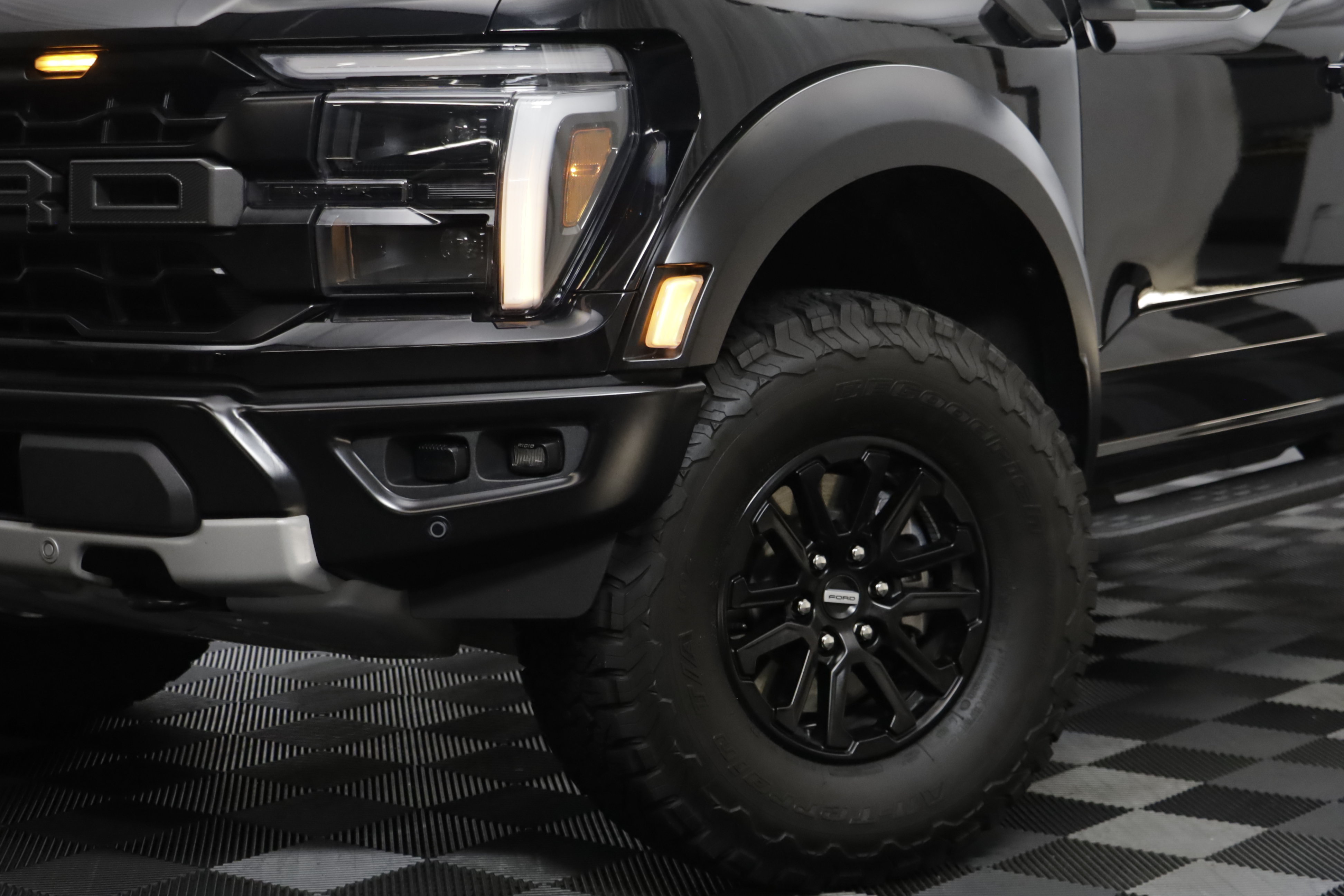 Used 2025 Ford F150 Raptor AWD/4WD image 3