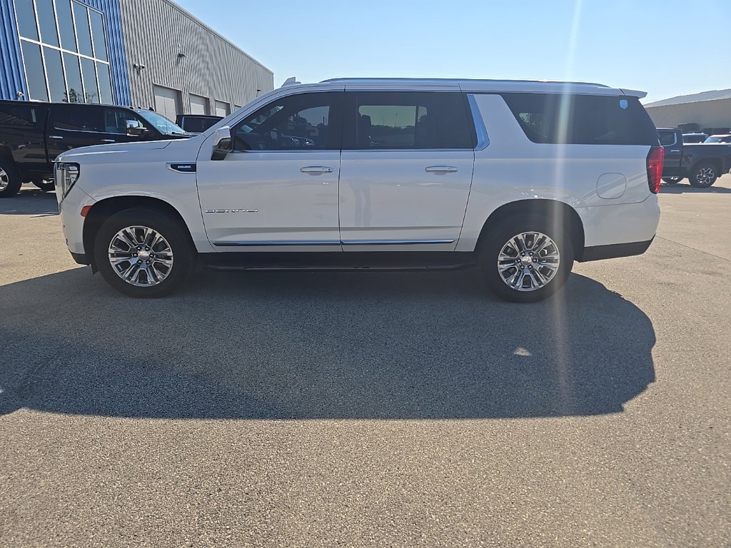 Used 2022 GMC Yukon XL Denali AWD/4WD image 3