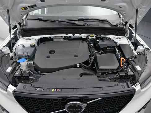 Used 2024 Volvo XC40 B5 Plus image 32