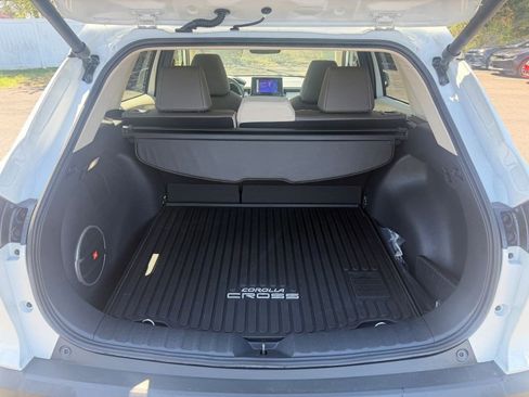 Used 2023 Toyota Corolla Cross XLE w/ Convenience Package image 5