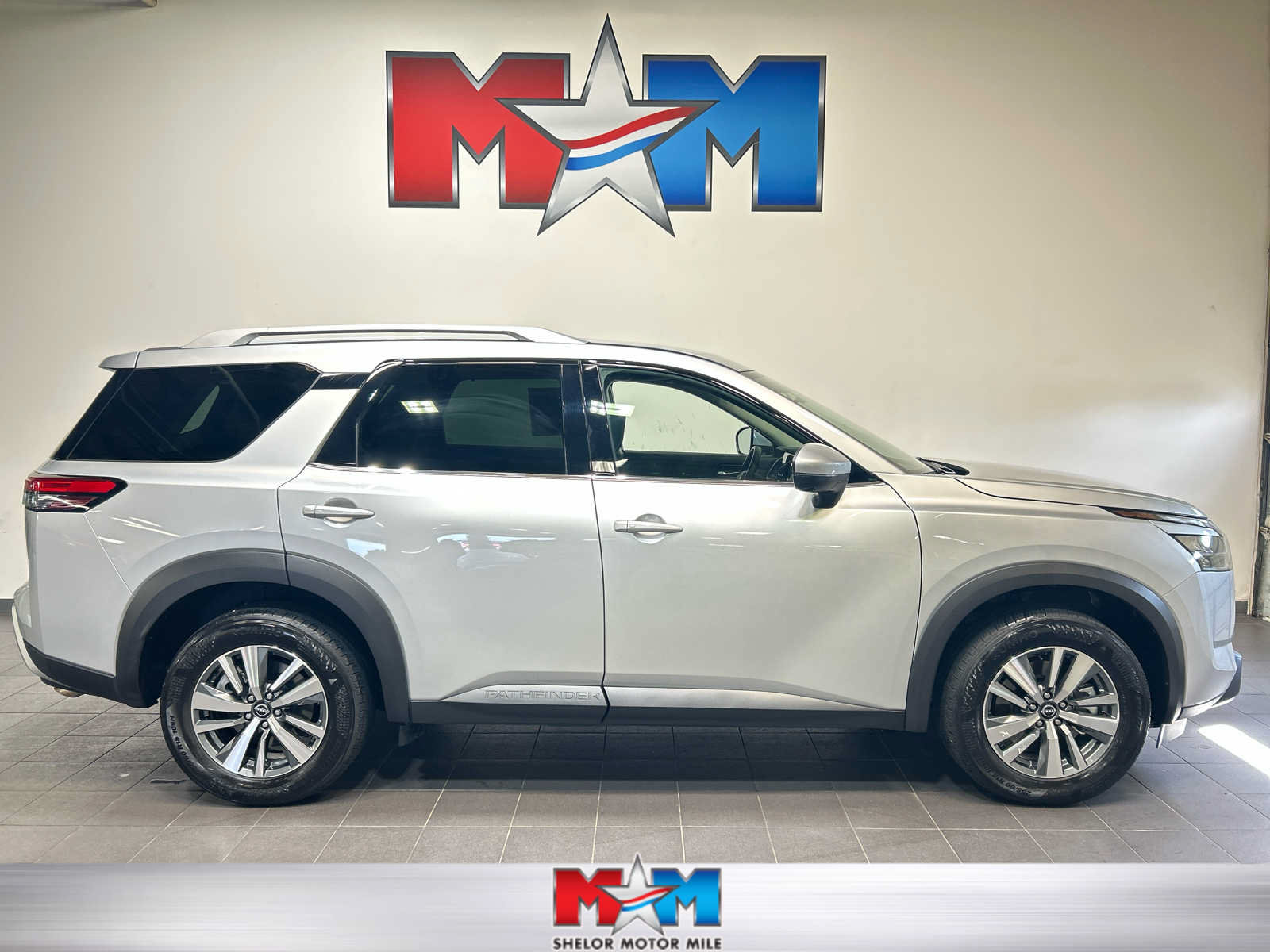 Used 2025 Nissan Pathfinder SL AWD/4WD image 1
