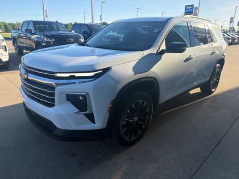 New 2026 Chevrolet Traverse LT w/ Sun and Wheel Package FWD image 2