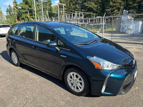 Used 2017 Toyota Prius V Four w/ Carpet Mat Package FWD image 3
