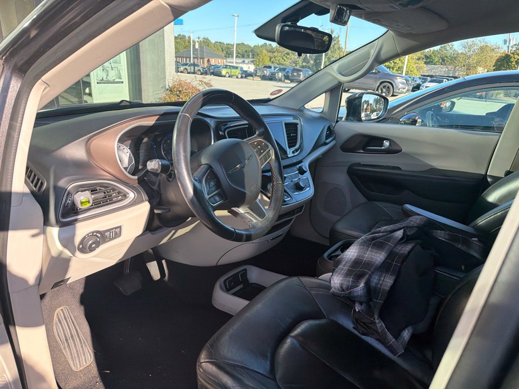 Used 2017 Chrysler Pacifica Touring-L w/ Tire & Wheel Group FWD image 17