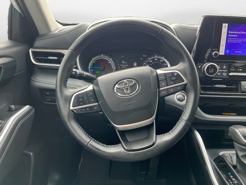 Used 2025 Toyota Highlander XLE AWD/4WD image 10