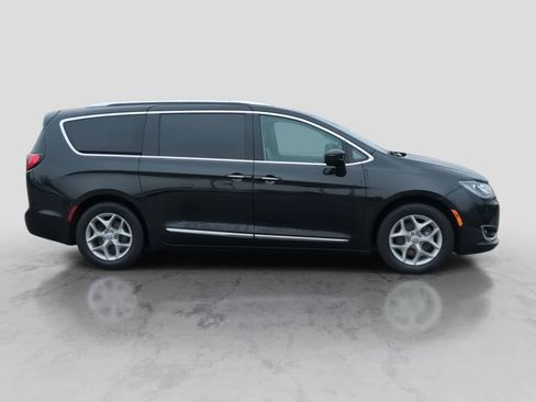 Used 2018 Chrysler Pacifica Touring-L Plus w/ Tire & Wheel Group FWD image 5