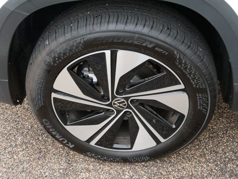 Certified 2024 Volkswagen Taos SE w/ Panoramic Sunroof Package image 15