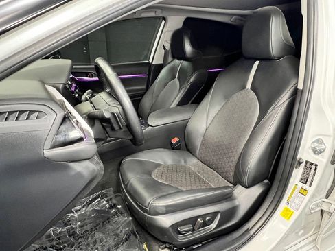 Used 2023 Toyota Camry XSE FWD image 5