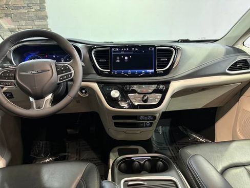 Used 2022 Chrysler Pacifica Touring-L AWD/4WD image 27
