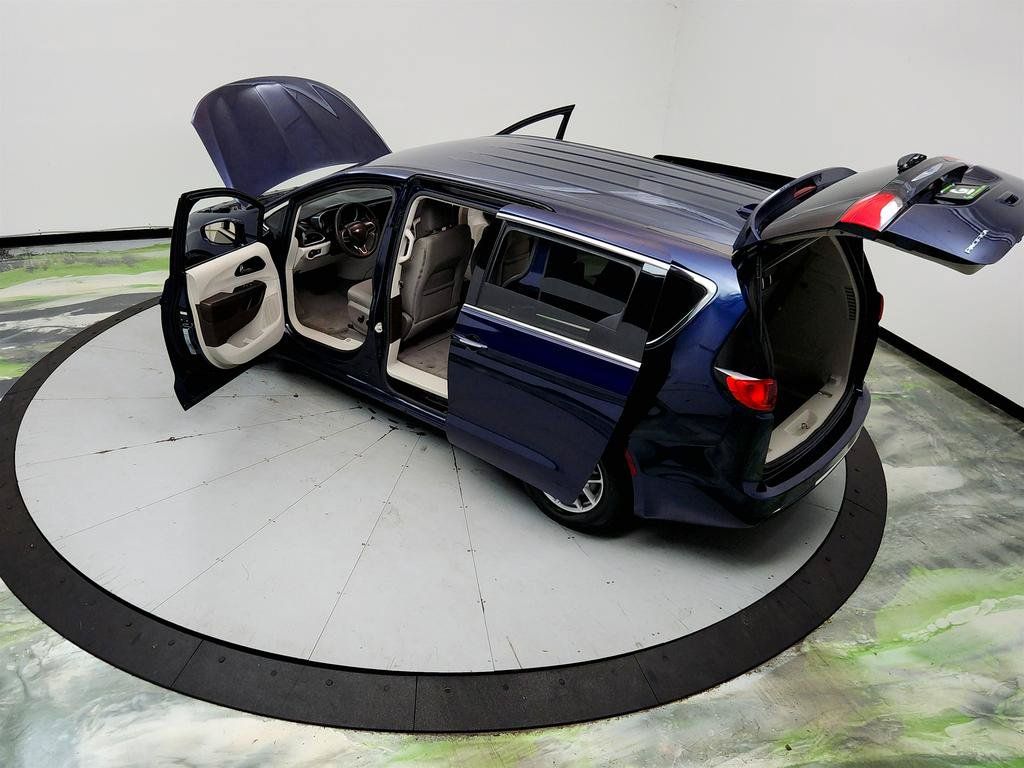 Used 2020 Chrysler Pacifica Touring FWD image 37