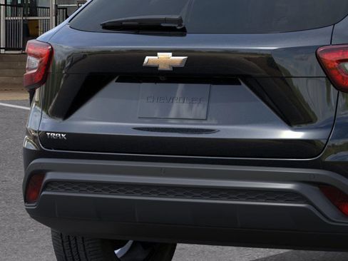 New 2026 Chevrolet Trax LS w/ LS Convenience Package FWD image 14