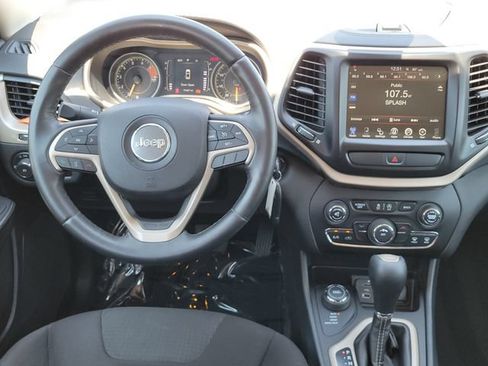 Used 2016 Jeep Cherokee Latitude AWD/4WD image 12