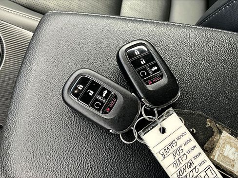 Used 2023 Honda Civic Touring image 10
