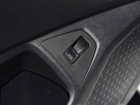 Used 2025 Volkswagen Jetta SE FWD image 9