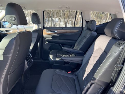 Used 2025 Volkswagen Atlas SE w/ Black Wheel Package image 29