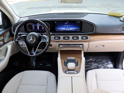 Used 2024 Mercedes-Benz GLS 450 4MATIC image 9