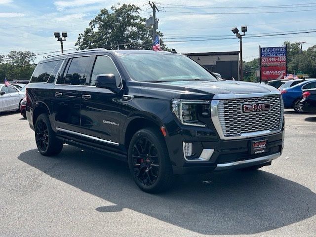 Used 2021 GMC Yukon XL Denali w/ Denali Premium Package AWD/4WD image 3