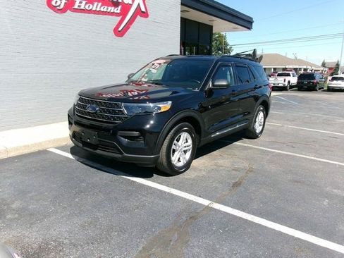 Used 2023 Ford Explorer XLT AWD/4WD image 2