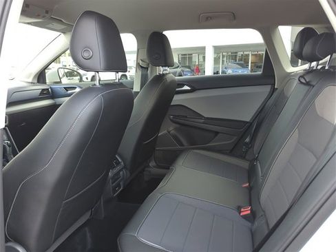 Certified 2022 Volkswagen Taos SE image 15