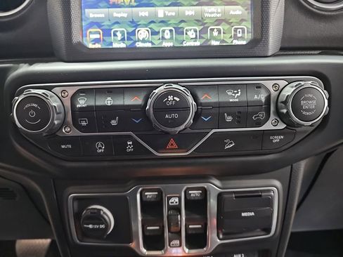 Used 2018 Jeep Wrangler Unlimited Sahara image 20