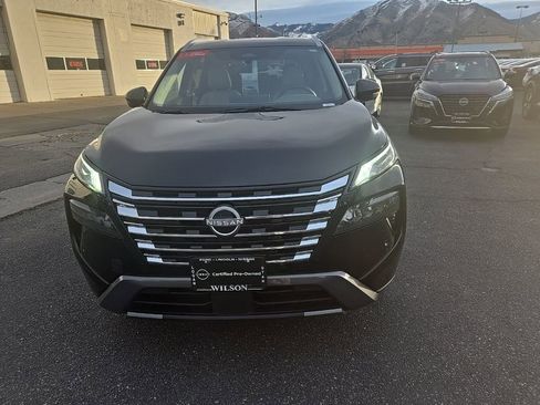 Used 2025 Nissan Rogue SL image 3