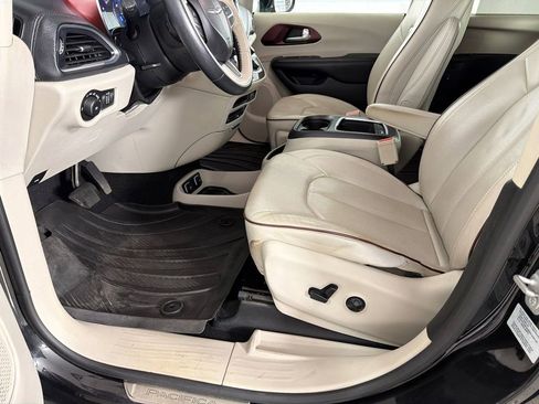 Used 2017 Chrysler Pacifica Limited w/ UConnect Theater Package image 10