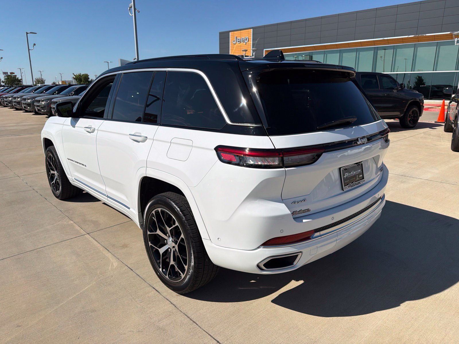 Used 2025 Jeep Grand Cherokee Summit AWD/4WD image 3