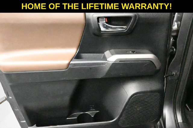 Used 2016 Toyota Tacoma Limited w/ Towing Package AWD/4WD image 33
