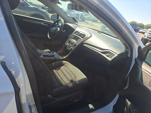 Used 2018 Ford Fusion SE FWD image 14