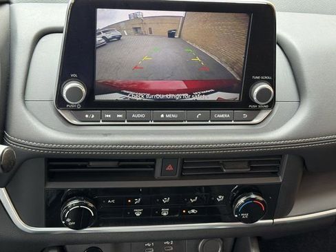 Used 2025 Nissan Rogue S AWD/4WD image 12