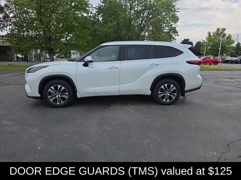 Used 2022 Toyota Highlander XLE AWD/4WD image 5