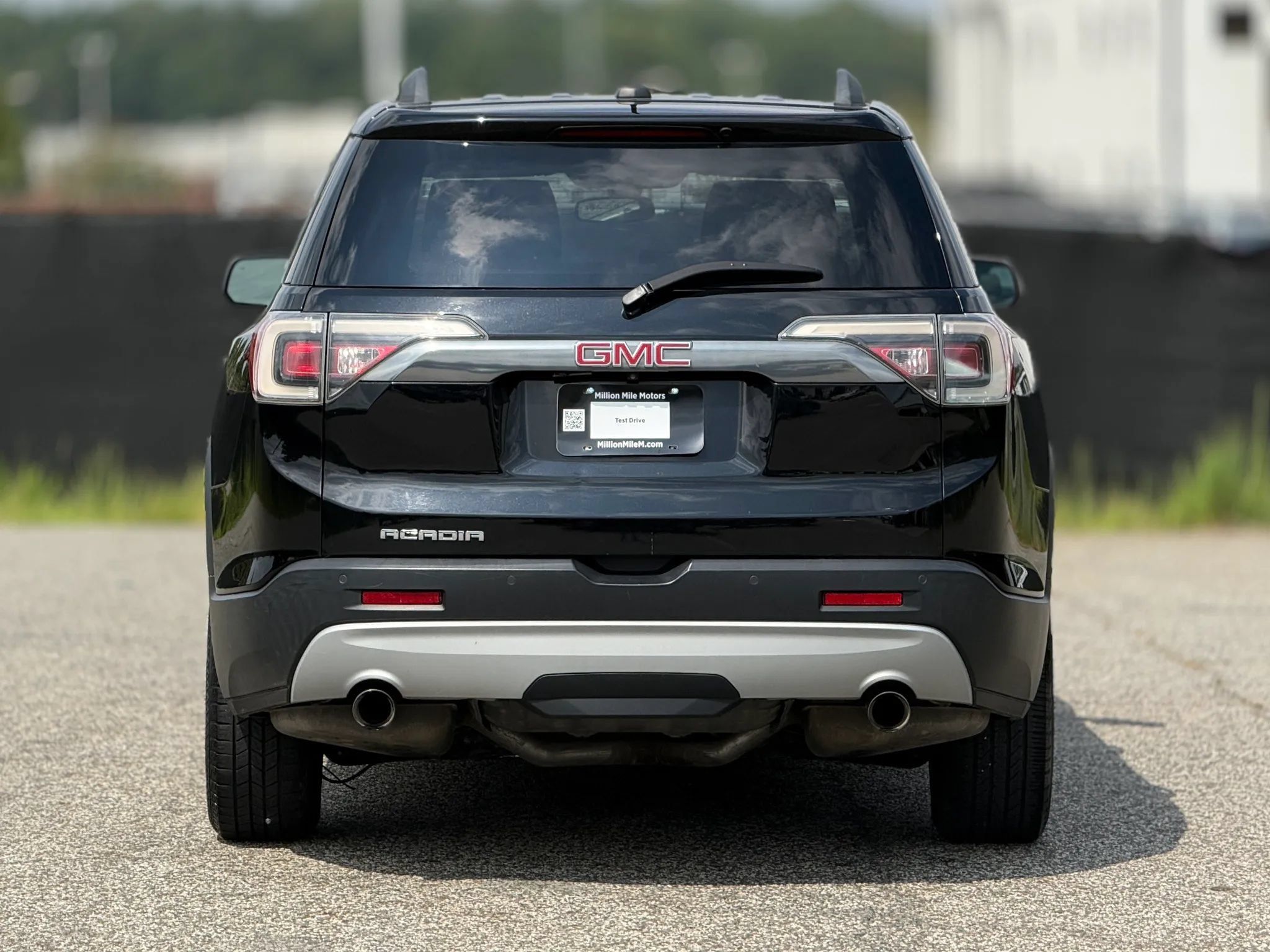 Used 2017 GMC Acadia SLT w/ LPO, Black Accent Package FWD image 4