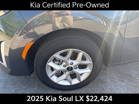 Used 2025 Kia Soul LX w/ LX Technology Package FWD image 10