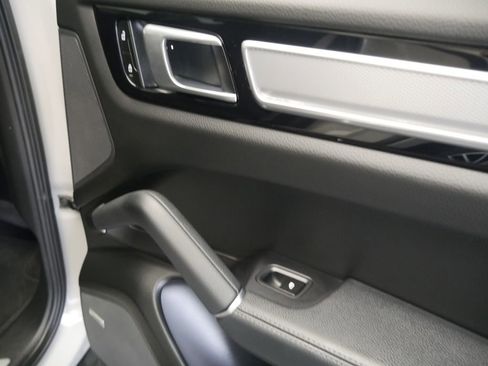 Certified 2023 Porsche Cayenne Platinum Edition AWD/4WD image 27
