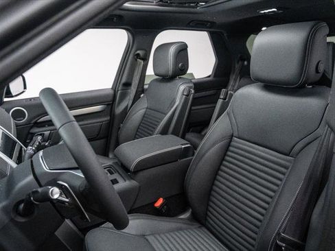 New 2025 Land Rover Discovery Dynamic SE image 13