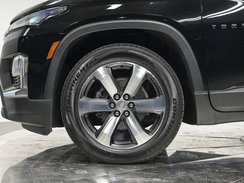 Used 2022 Chevrolet Traverse LT w/ LT Premium Package AWD/4WD image 3
