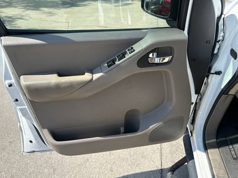Used 2010 Nissan Frontier SE RWD image 10