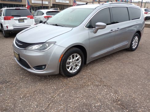 Used 2020 Chrysler Pacifica Touring-L image 3
