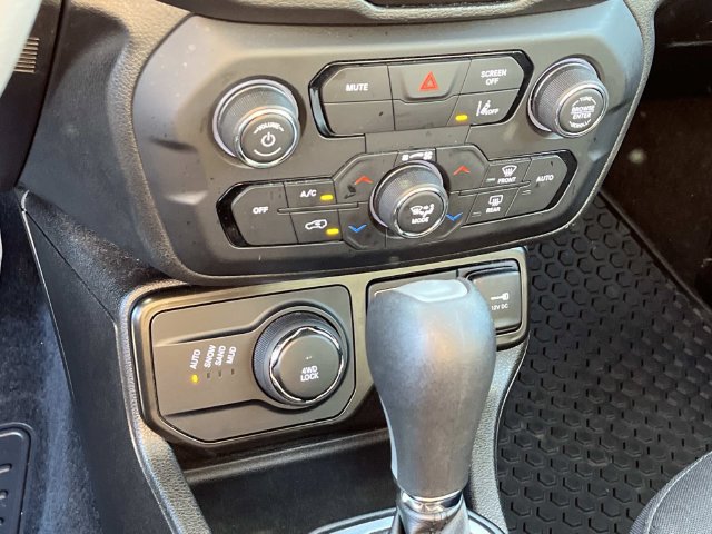 Used 2023 Jeep Renegade Latitude AWD/4WD image 29
