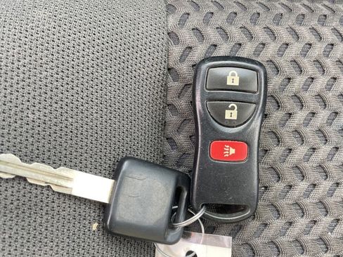 Used 2017 Nissan Frontier SV image 3