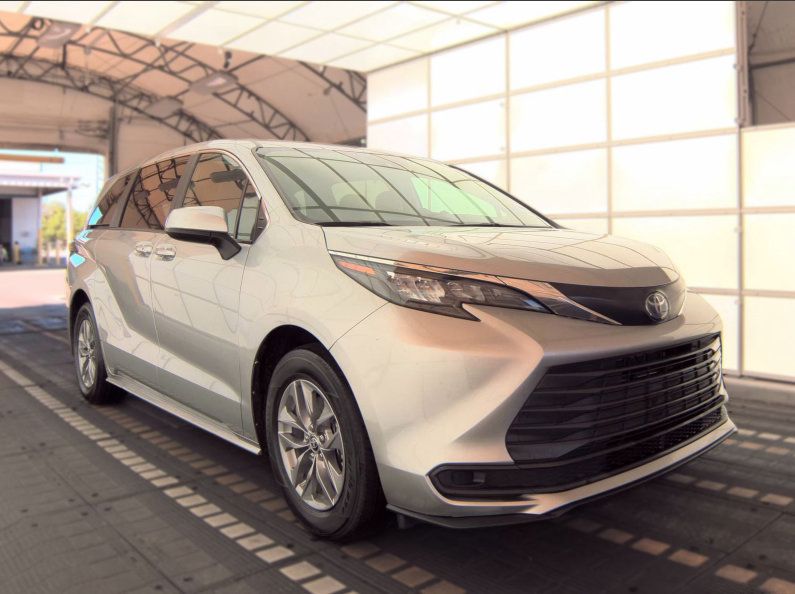 Used 2025 Toyota Sienna LE FWD image 5